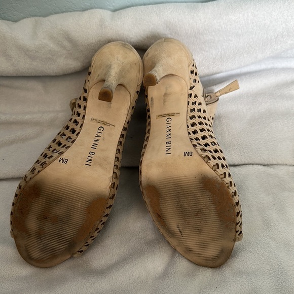 Tan heel sandals. - Picture 4 of 7